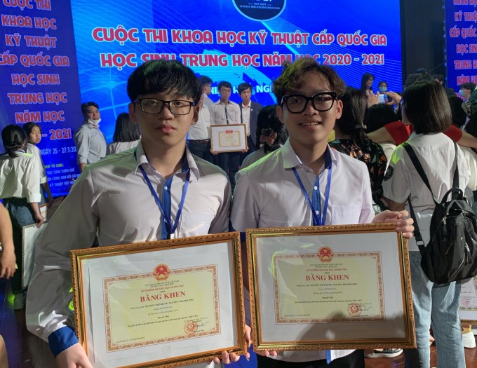 Nguyen Viet Hung and Nguyen Thanh Long of class 11A4, Hon Gai High School, Ha Long City (Quang Ninh) excellently won the first prize in the National Science and Technology Contest. Photo: NVCC.