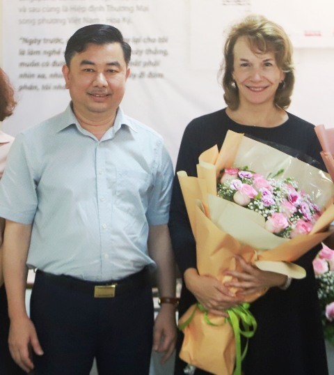 Editor-in-chief of the Economic & Urban Newspaper Mr. Nguyen Minh Duc presents flowers to Ms. Virginia B. Foote - President of the American Chamber of Commerce in Vietnam. Photo: Quang Tan.