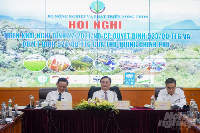 Minister Le Minh Hoan, Deputy Minister Ha Cong Tuan and Director of the General Department of Forestry Nguyen Quoc Tri at the conference. Photo: Tung Dinh.