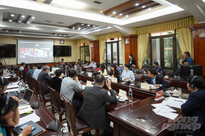 The meeting between MARD and USABC is conducted through the direct and online form. Photo: Tung Dinh.