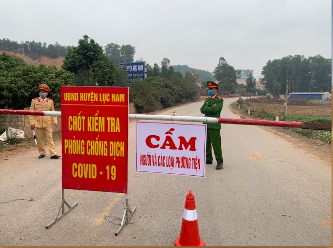 Setting up a Covid-19 epidemic control checkpoint in Luc Nam district. Photo: BGGOV.