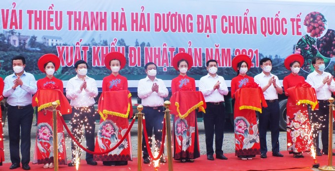 Leaders of the MARD, the MoIT and Hai Duong province cut the ribbon for the exportation of lychees to the Japanese market in 2021. Photo: Le Ben.