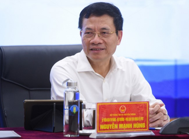 Minister Nguyen Manh Hung: 'Each household must have at least one smartphone and one fiber-optic internet connection'.