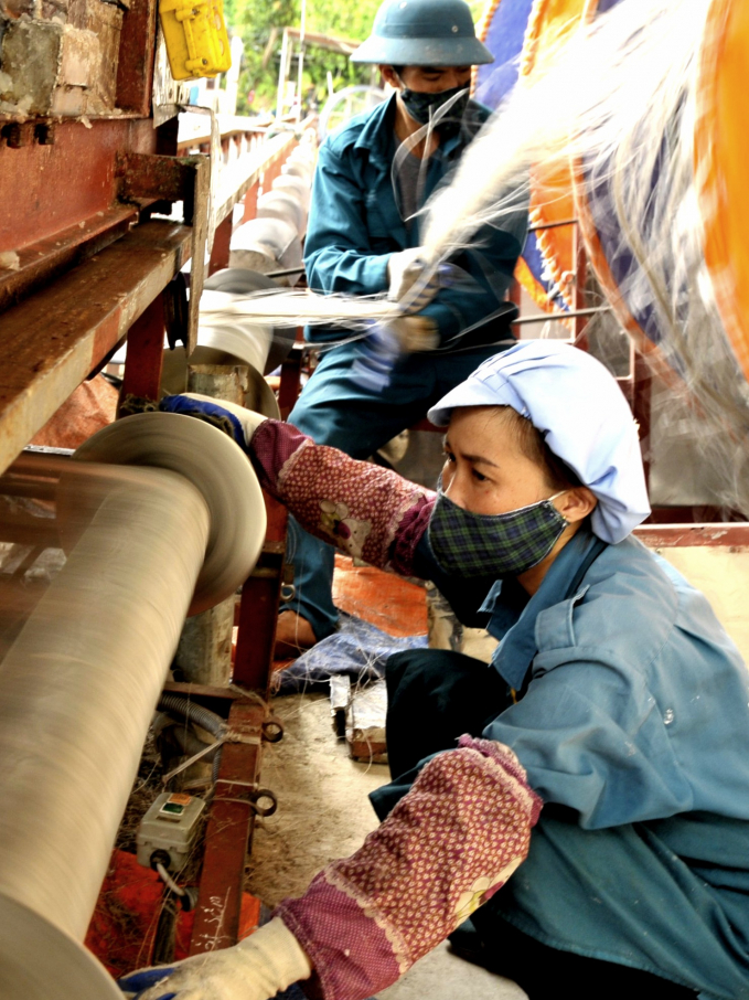 Preparation for the glass noodles package at Viet Cuong Glass Noodles Cooperative. Photo: Dong Van Thuong.