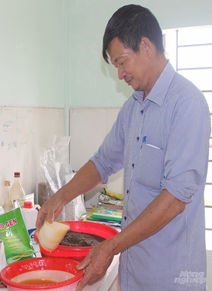 Mr. Hoang Van Minh's household (Nghia Hung district) reduces the scale of production and feeds shrimp rice bran conservatively. Photo by: An Lang.