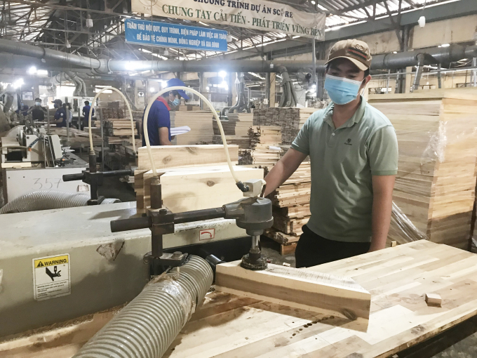 Producing wooden furniture at Thuan An Wood Processing Joint Stock Company (Binh Duong province).