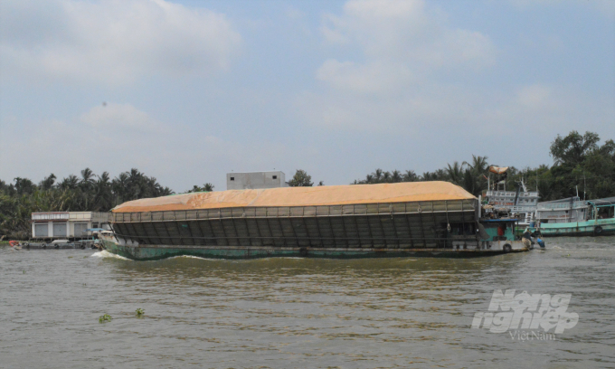 Every year the Mekong Delta discharges millions of tons of husks from rice processing, which can be made into rice husk firewood, to generate biomass power, serve as biological bedding in husbandry, and create organic fertilizers. Photo: Trung Chanh.