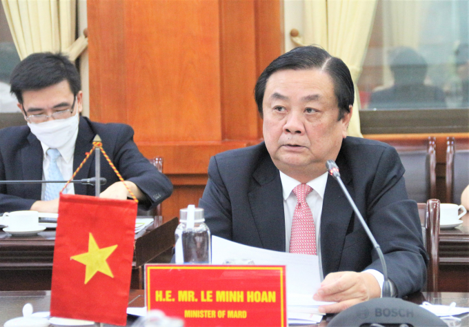 'We consider cooperatives as a 'lifeline' to transform agriculture as the organization is still fragmented and the scale is small. Vietnam's agricultural cooperatives are eager to receive help, support and investment from the European side,' said Minister Le Minh Hoan. Photo: Pham Hieu. 