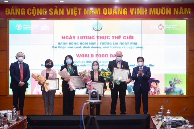 The MARD had awarded the Medal of Appreciation and Certificate of Merit to collectives and individuals based on their contribution to the development of Vietnam’s agriculture in general and Vietnam’s food systems in particular over the past time. Photo: Tung Dinh.