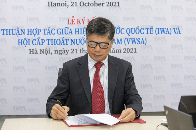 Vietnam Water Supply and Sewerage Association’s Chairman Nguyen Ngoc Diep signed the witness paper of the cooperation agreement.