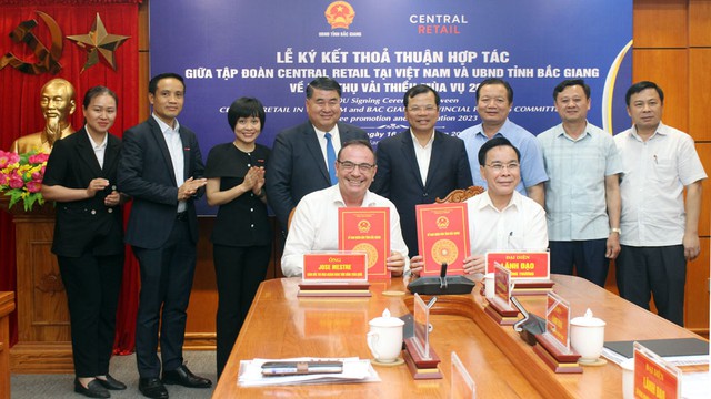 Bac Giang Department of Industry and Trade and Central Retail Vietnam signed a cooperation agreement to consume Thieu lychee.