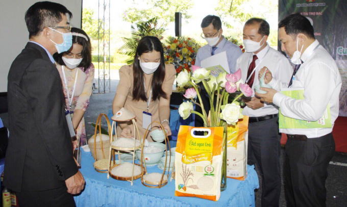 The Jury of the contest Delicious Vietnamese Brand Rice tries Loc Troi 28 rice. Photo: TDLT.