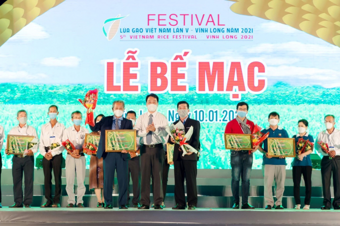 Representative of Loc Troi Group received the first prize of Vietnamese Brand Delicious Rice. Photo: TDLT.