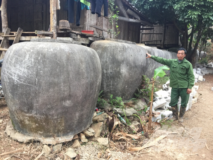 Các loại bể lu, bể vuông loại nhỏ của các hộ dân vùng cao Lục Khu, huyện Hà Quảng đều cạn nước từ nhiều tháng nay. Ảhh: Công Hải.