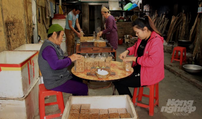 Nhiều gia đình ở xóm Nà Giàng, xã Ngọc Đào, huyện Hà Quảng gìn giữ và phát triển nghề làm bánh Khẩu Sli. Ảnh: Công Hải.