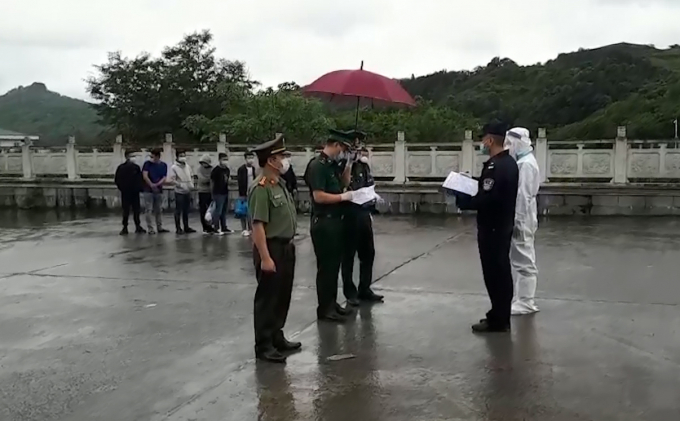 Lực lượng chức năng tỉnh Cao Bằng trao trả công dân Trung Quốc nhập cảnh trái phép vào Việt Nam cho cơ quan chức năng Trung Quốc. Ảnh: T.L.