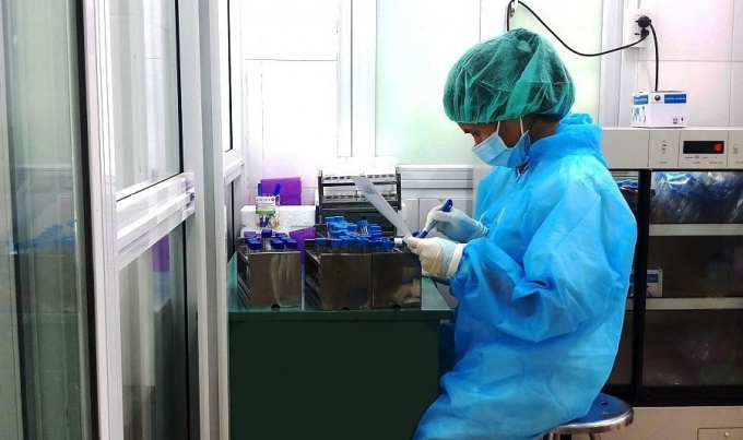 Xét nghiệm vi rút SARS-CoV-2 tại Trung tâm Kiểm soát bệnh tật tỉnh Cao Bằng. Ảnh: Mai Hoa.