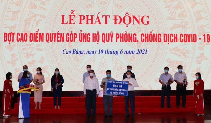 Lãnh đạo UBND tỉnh, Ủy ban MTTQ tỉnh tiếp nhận biển ủng hộ của các đơn vị, doanh nghiệp. Ảnh: Q.A.