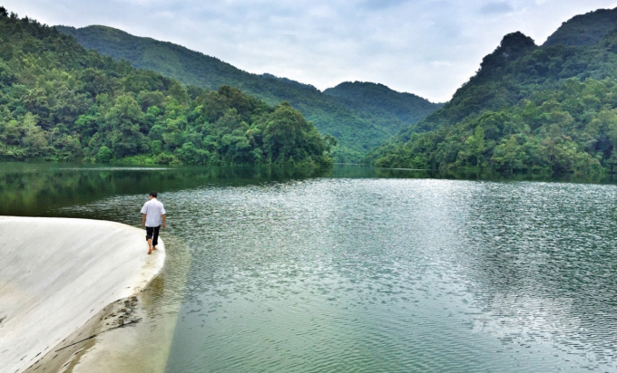 Hồ Bản Viết, xã Phong Châu, huyện Trùng Khánh có dung tích hơn 3 triệu m3 nước. Ảnh: C.H.
