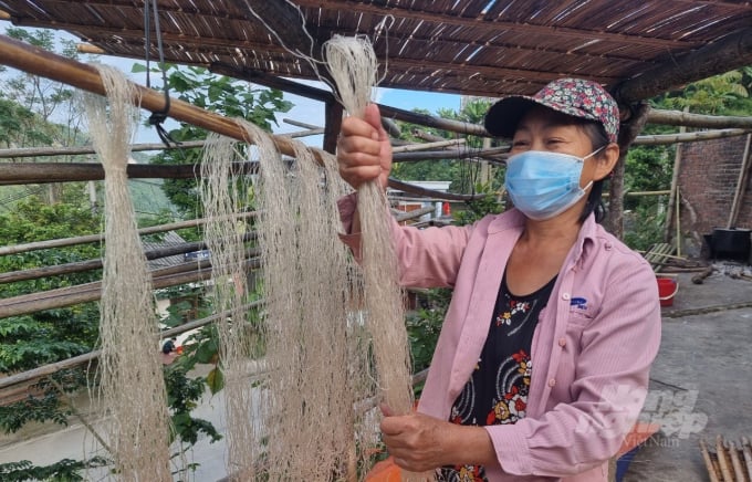 Người dân thị trấn Tĩnh Túc, huyện Nguyên Bình làm miến dong từ 100% bột dong riềng đỏ bản địa. Ảnh: Công Hải.