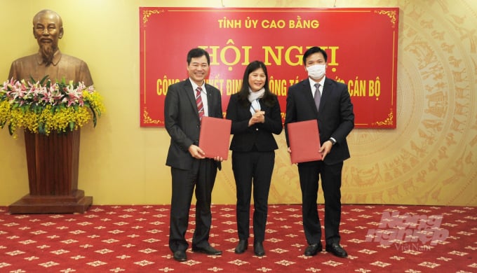 Ông Nguyễn Thái Hà (ngoài cùng bên trái) nhận quyết định giữ chức Giám đốc Sở NN-PTNT Cao Bằng. Ảnh: C.H.