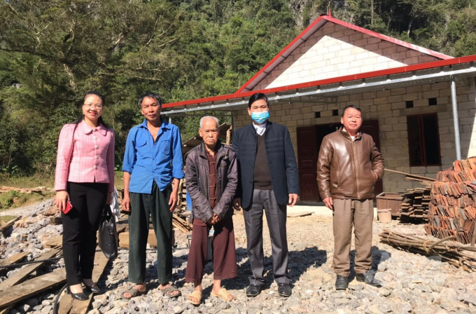 Lãnh đạo huyện Hạ Lang kiểm tra công tác xây dựng nhà cho hộ nghèo xóm Đồng Biên, xã Đồng Loan. Ảnh: Công Hải.