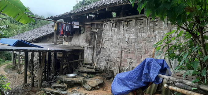 Một ngôi nhà dột nát ở xã Minh Long, huyện Hạ Lang. Ảnh: Công Hải.
