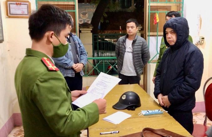 Lực lượng chức năng Công an tỉnh Cao Bằng đọc quyết định khởi tố và lệnh tạm giam đối với ông Chu Văn Bắc. Ảnh: Gia Hưng.