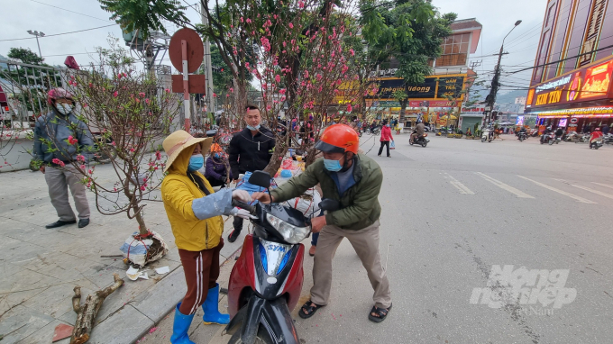 Những chậu hoa xuân liên tục được chở về cho khách hàng chơi tết.