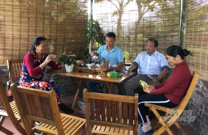 Guests enjoy tea at Trung Du Tan Cuong Tea Cooperative (Hong Thai 2 hamlet, Tan Cuong commune, Thai Nguyen city). Photo: Dong Van Thuong.