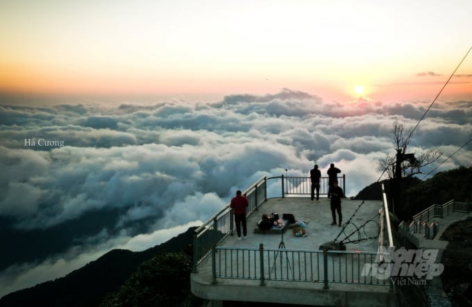 Nhiều bạn trẻ có niềm yêu thích chụp ảnh lên 'săn mây' trên đỉnh Phja Oắc. Ảnh: Hà Cương.