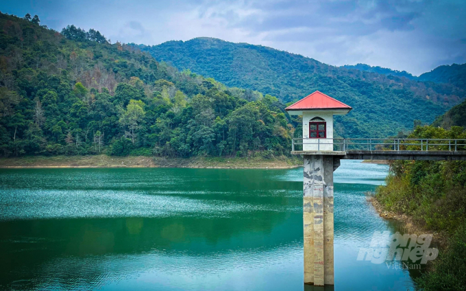 Hồ Bản Viết, xã Phong Châu, huyện Trùng Khánh có dung tích hơn 3 triệu m3 nước. Ảnh: Công Hải.