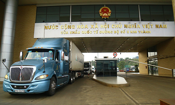 Xe chở hàng hoá thông quan tại Cửa khẩu Quốc tế đường bộ số II Kim Thành (Lào Cai).