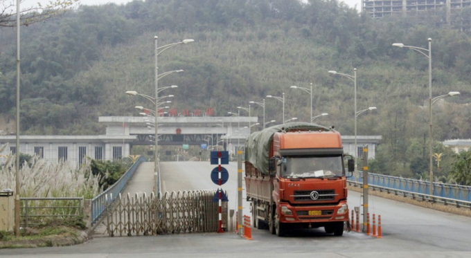Xe nông sản của Trung Quốc chuẩn bị vào khu vực phun khử trùng tại Cửa khẩu Quốc tế đường bộ số II Kim Thành (Lào Cai). Ảnh: H.Đăng.