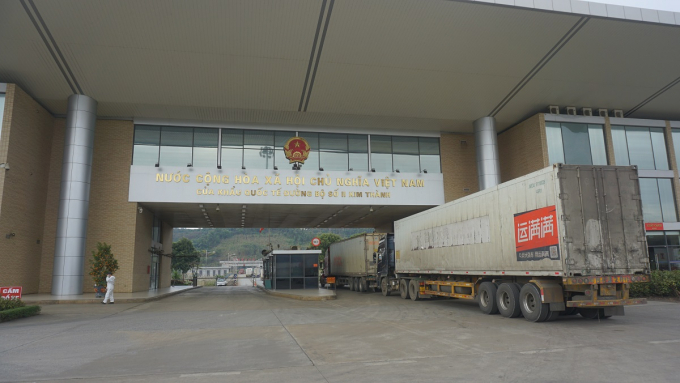 Xe nông sản Việt Nam xuất khẩu sang Trung Quốc tại Cửa khẩu Quốc tế đường bộ số II Kim Thành. Ảnh: ĐH.