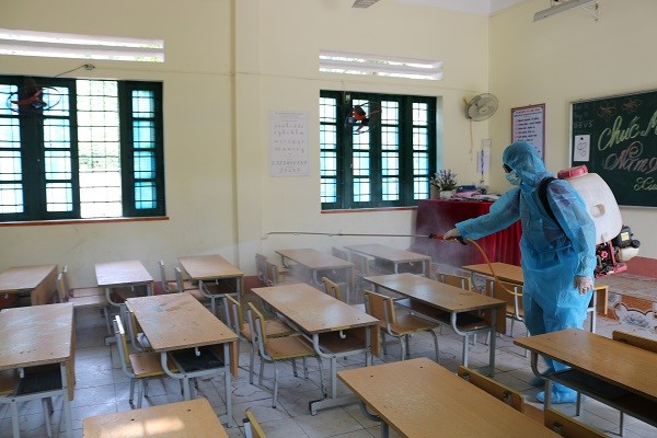 Phun khử trùng tại một trường học ở Lào Cai. Ảnh: Cổng thông tin UBND tỉnh Lào Cai.