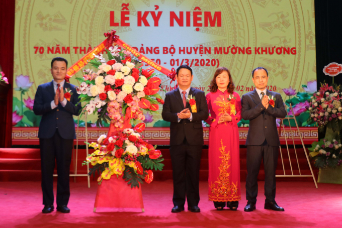 Ông Nguyễn Văn Vịnh (thứ 3 từ phải qua), Bí thư Tỉnh ủy, Chủ tịch HĐND tỉnh Lào Cai tặng hoa chúc mừng Đảng bộ, nhân dân huyện Mường Khương. Ảnh: QK