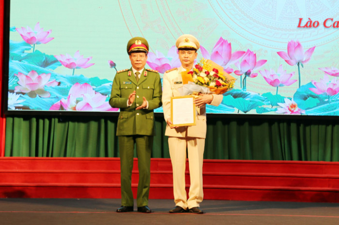 Thứ trưởng Bộ Công an Lê Quý Vương (trái) trao quyết định bổ nhiệm đại tá Lưu Hồng Quảng giữ chức vụ Giám đốc Công an tỉnh Lào Cai. Ảnh: H.Đ.