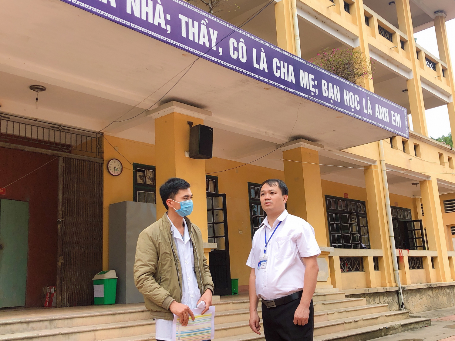 Thầy hiệu trưởng Lê Huy Phú (phải) trao đổi thường xuyên với cán bộ y tế của nhà trường.
