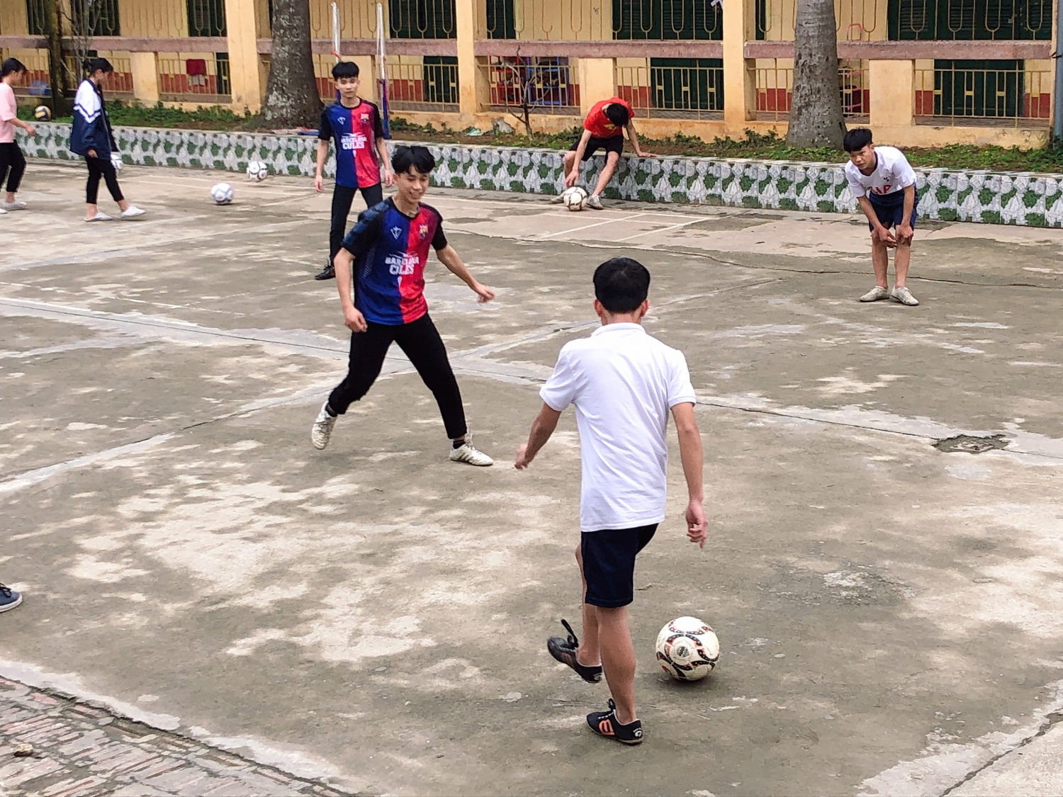 Các học sinh nam của trường chơi môn bóng đá vào buổi chiều.