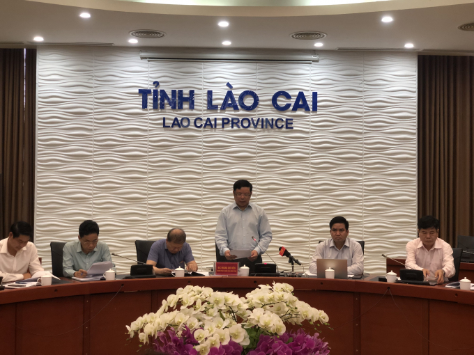 Ông Hoàng Chí Hiền - Chánh Văn phòng UBND tỉnh Lào Cai - cung cấp thông tin về bệnh Covid-19 trên địa bàn. Ảnh: HĐ.