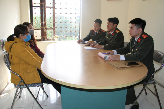Thượng tá Mai Xuân Trung (giữa, hàng ghế bên phải) - Phó trưởng Công an thành phố Lào Cai - làm việc với những người tung tin sai sự thật trên Facebook. Ảnh: V.T.