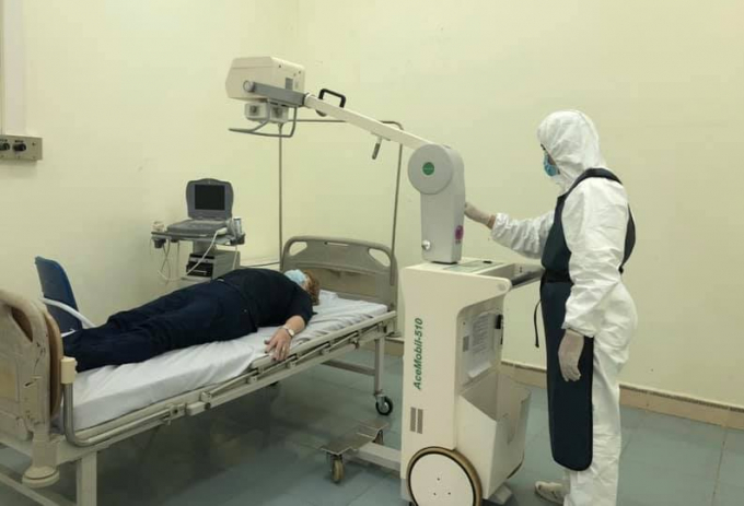 Kiểm tra sức khoẻ người Anh nhiễm Covid-19. Ảnh: Trung tâm Kiểm soát bệnh tật tỉnh Lào Cai.