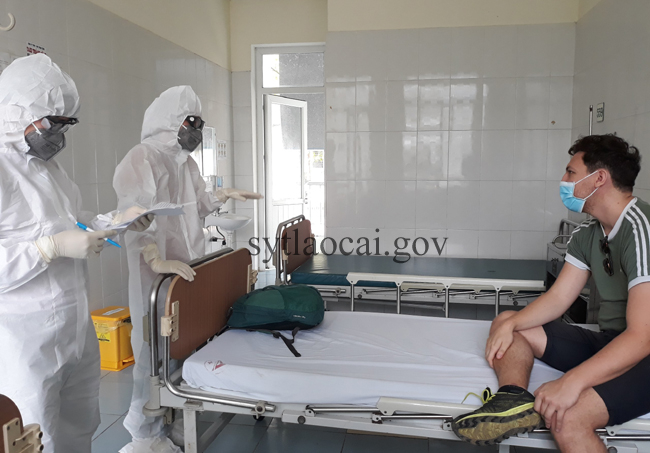 Cán bộ Trung tâm Kiểm soát bệnh tật tỉnh Lào Cai (CDC) điều tra thông tin của khách nước ngoài tại Bệnh viện Đa khoa tỉnh. Ảnh: Sở Y tế tỉnh Lào Cai.