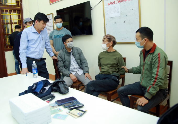 Giám đốc Công an tỉnh Lào Cai Lưu Hồng Quảng (trái) trực tiếp chỉ đạo triệt phá chuyên án ma tuý.