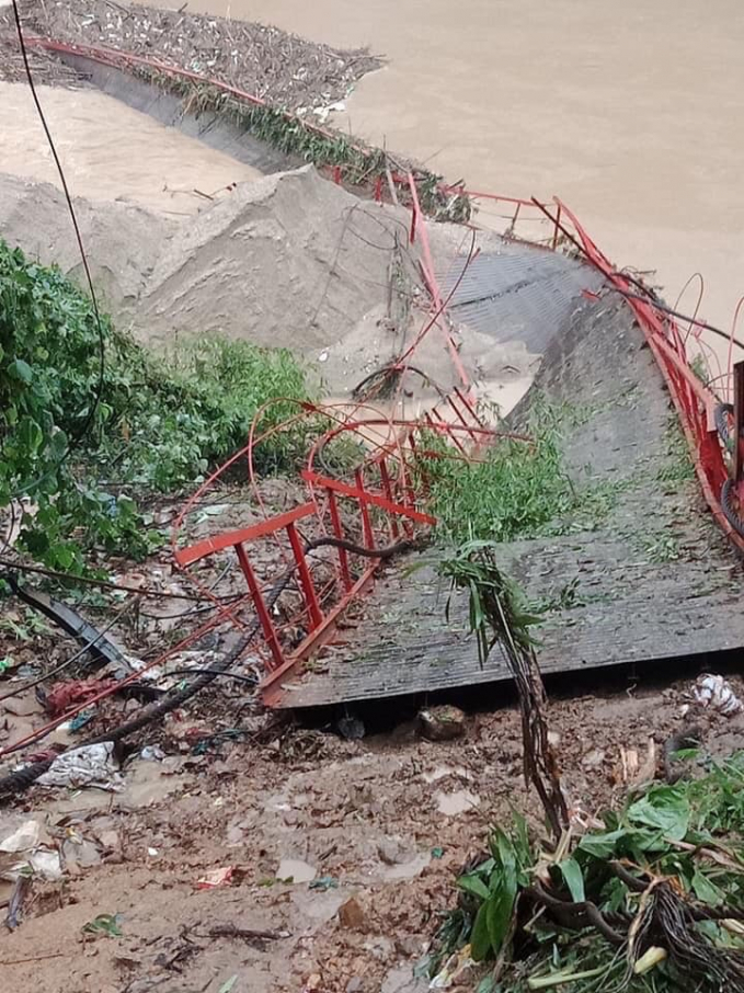 Giông lốc kèm mưa làm sập cầu cầu treo tại thôn Bến Cóc, huyện Bảo Yên. Ảnh: Q.K.