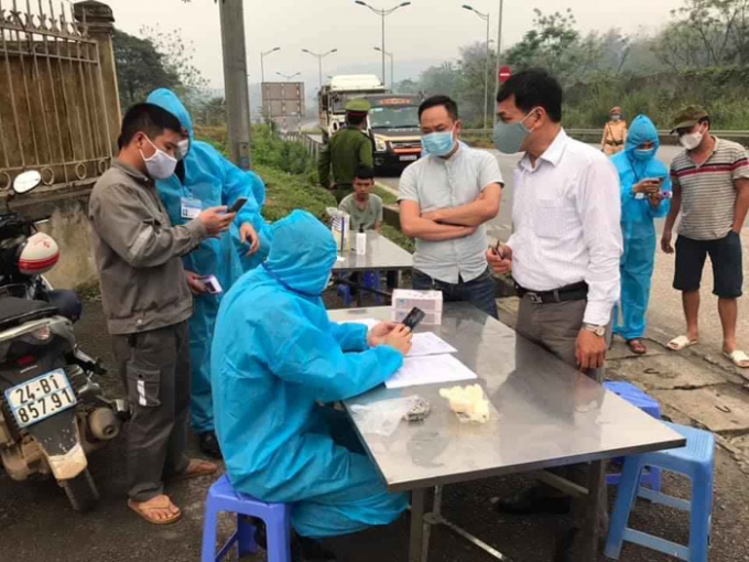Khai báo y tế tại một điểm kiểm soát dịch Covid-19 trên địa bàn tỉnh Lào Cai. Ảnh: T.N.