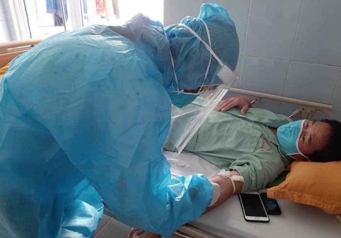 Chăm sóc y tế cho một bệnh nhân tại Bệnh viện Đa khoa tỉnh Lai Châu. Ảnh: L.A.