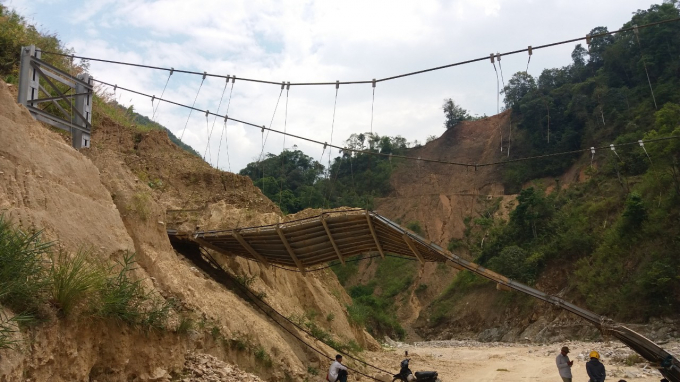 Cầu treo vào bản Là Si bị hỏng từ năm 2018 nên con đường duy nhất là lội qua suối. Ảnh: Duy Nguyễn.