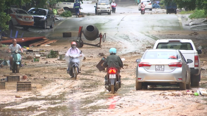 Mưa lũ tại Lào Cai khiến bùn đất chảy ra lòng đường, gây khó khăn cho giao thông. Ảnh:T.D